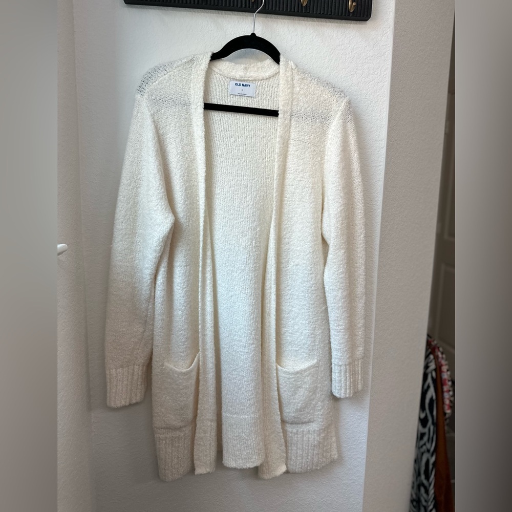 White chunky cardigan with pockets